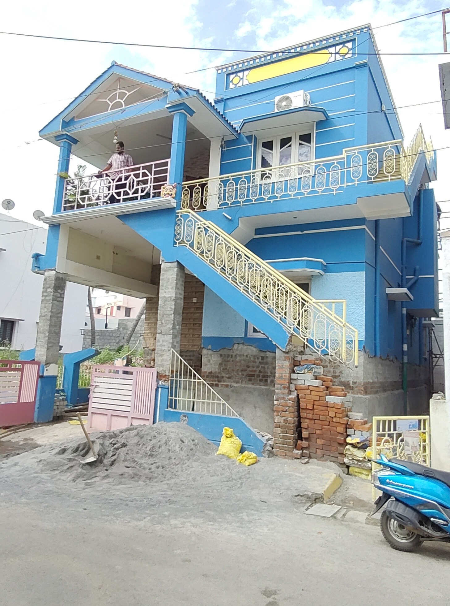 Mechanical jack array and foundation elevation detail under house in Salem, Tamil Nadu